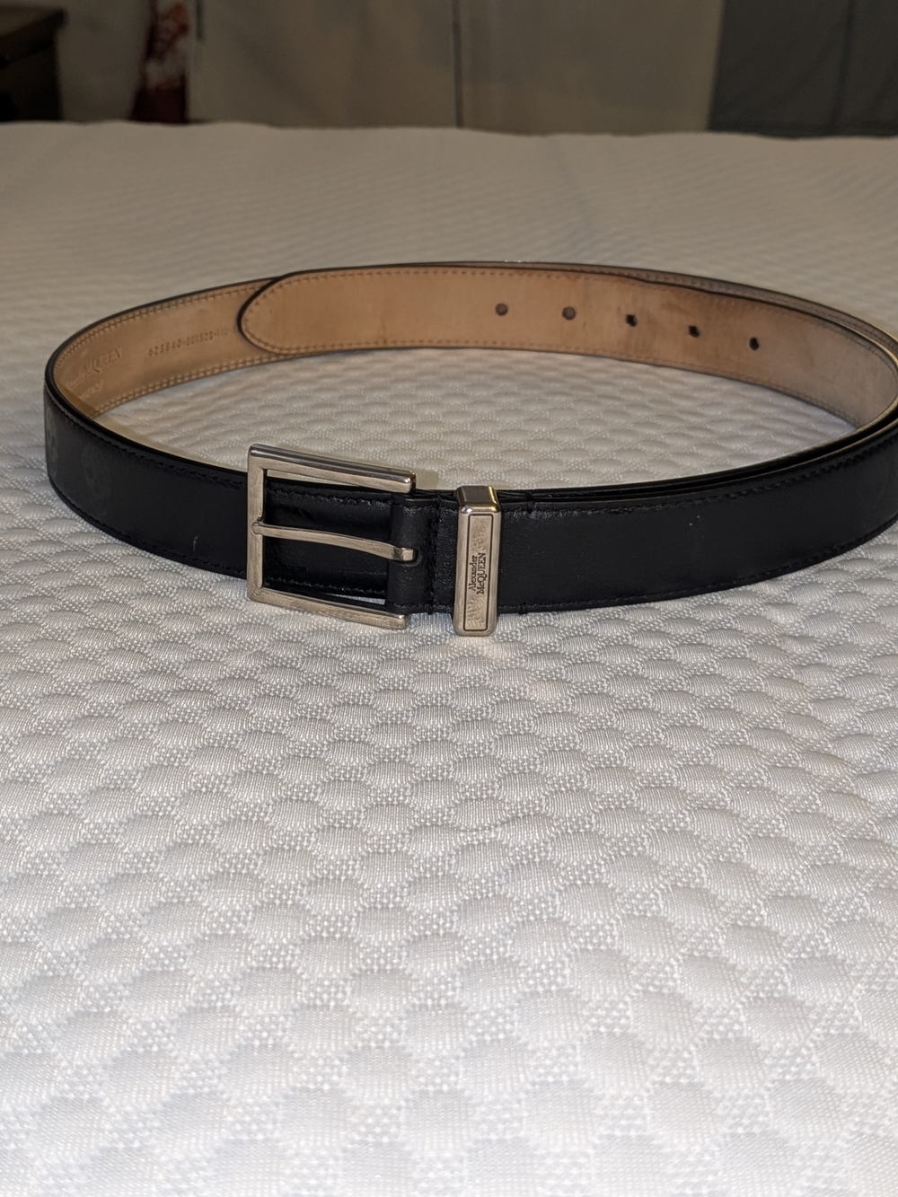Alexander McQueen Black Leather Men’s Belt with Silver Buckle and Skulls.